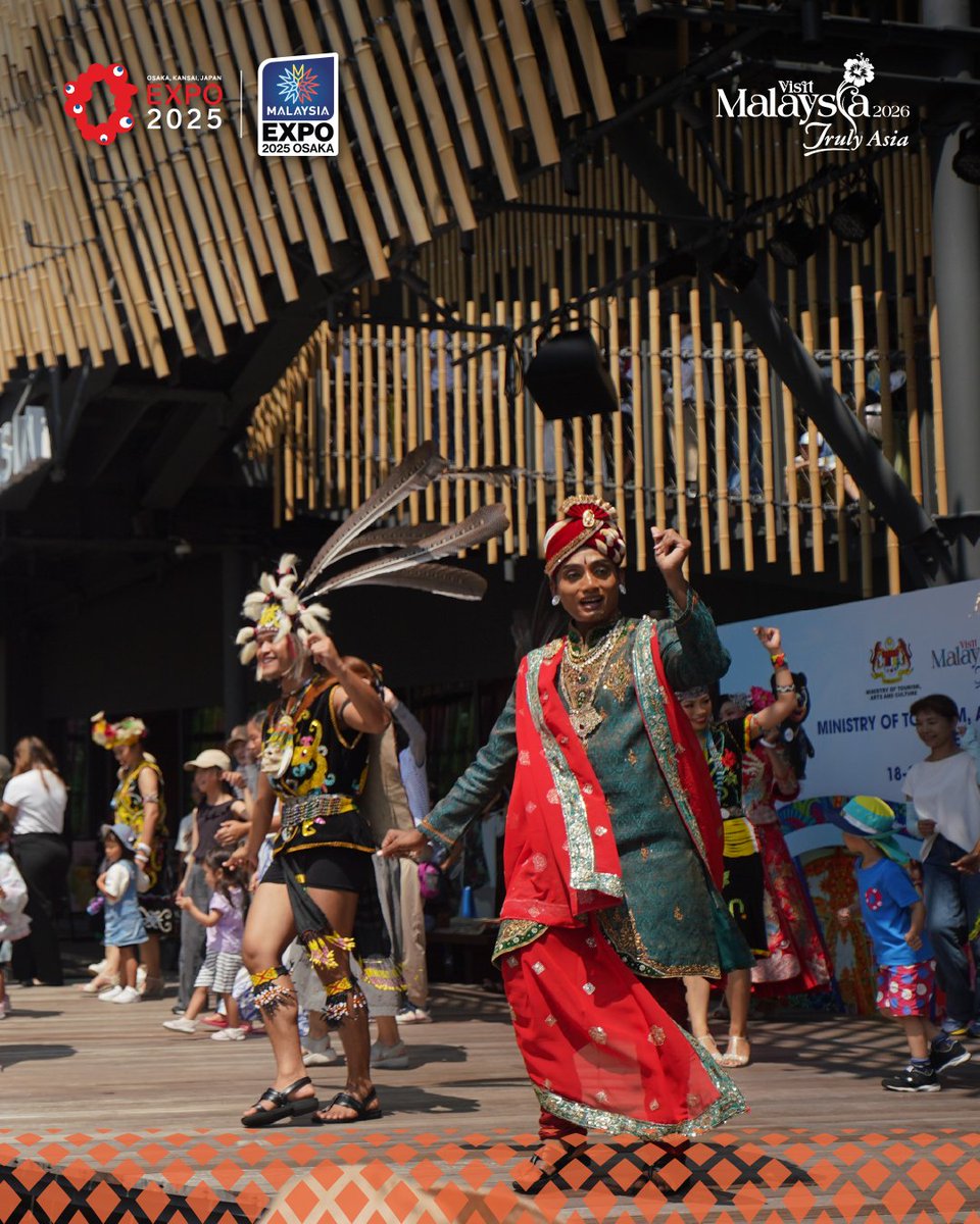 expo2025_my's tweet photo. ✨ Counting down to our #ClosingCeremony, we look back at the #JKKN dance performances at #MalaysiaPavilion.

With elegance, the dancers brought Malaysia’s heritage to life, uniting tradition &amp; innovation on the world stage.

#ThrowbackThursday #Expo2025Osaka #WeavingAFuture https://t.co/jjrxXsE3su
