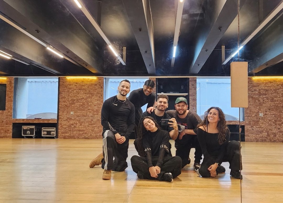 “Pronto” – Christopher Uckermann (<a href="/christopheruck/">Christopher Uckermann</a>) compartilhou, via Instagram stories, uma foto de ensaio que aconteceu hoje (aparentemente, de coreografia).

Aguardamos mais novidades. 🕺🏼⚡