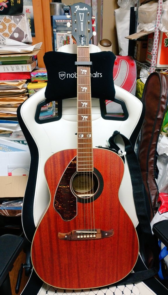 55RokuChan's tweet image. 楽器店、イベント
SNSで流れる「ギター売ります」とか見ても
「欲しいけど弾けない…ぐぬぬぬぬ…」と思うことが有るけど
実は #左利き で良かったのだと…
右用を弾けたら家の中が弦楽器で一杯になっていたかもしれないと思うと怖い