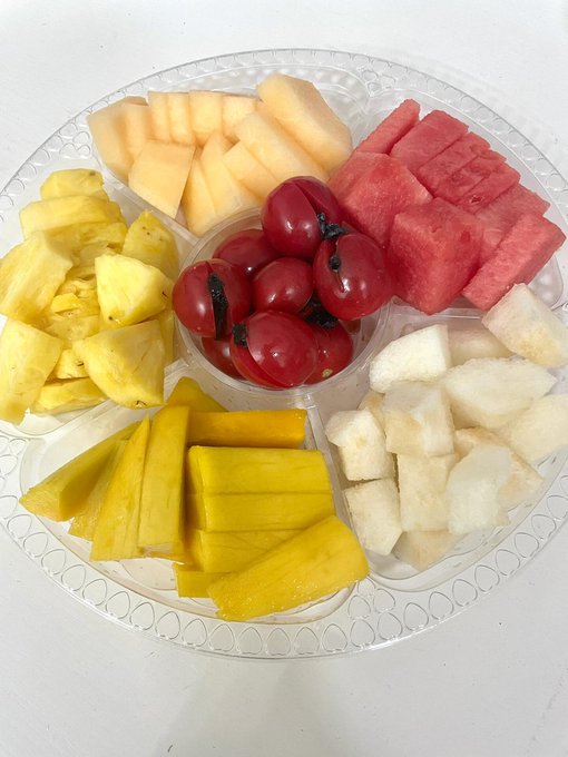 tekproom's tweet image. 新鮮なフルーツ盛り合わせ、色とりどりで爽やかで美味しい！🍉🍍
#フルーツ #御朱印
