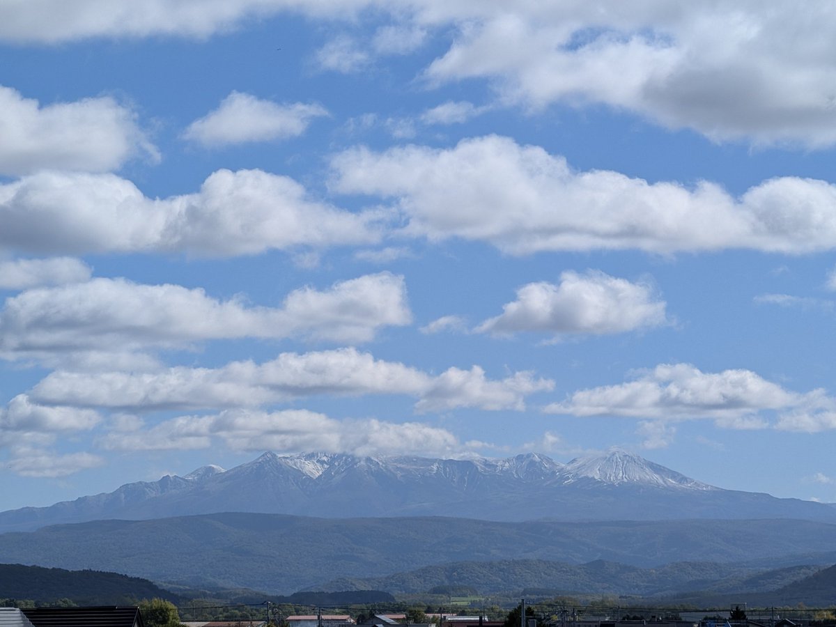 pip_muranaka's tweet image. 今朝6時の気温は4℃

写真右の山、大雪山系の北海道最高峰「旭岳(2291ｍ)」で初冠雪。平年より14日遅く昨年より11日早いようです。

これから寒くなってきますぅ〜
皆さんご自愛ください。
#北海道 #比布町 #ぴっぷ町 #世界一大雪山がきれいに見えるまち