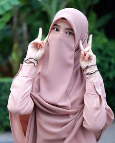 #Assalamu__Alaikum___________🍁
अच्छी लड़कियां अपनी दिल की उदासी को म्यूजिक, ड्रामा या चैटिंग से दूर नहीं करती बल्कि नमाज़, क़ुरआन और दुआ से ख़तम करती हैं, बेशक सुकून सिर्फ अल्लाह के ज़िकर में है...✨🕋