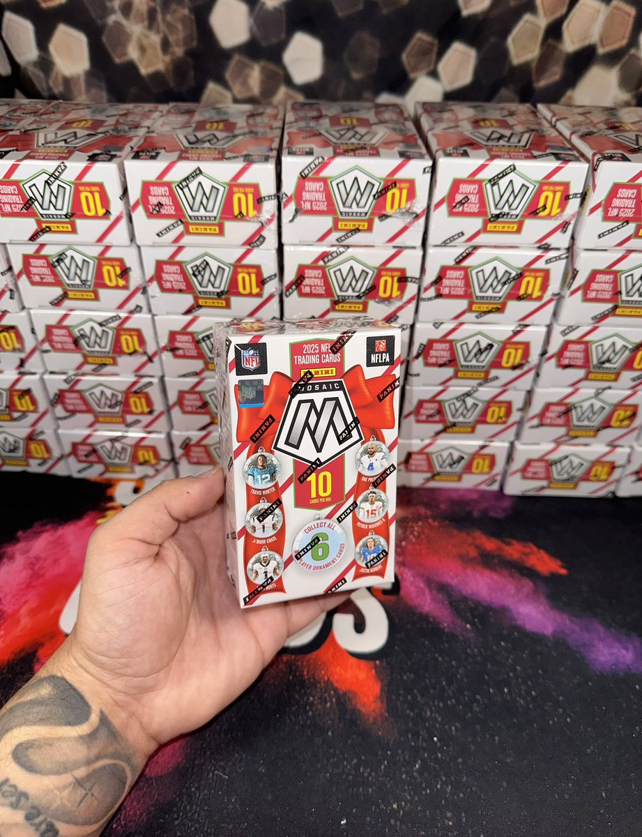 SKYBCards's tweet photo. First look at 2025 mosaic football👀 https://t.co/ggYvY8chmU