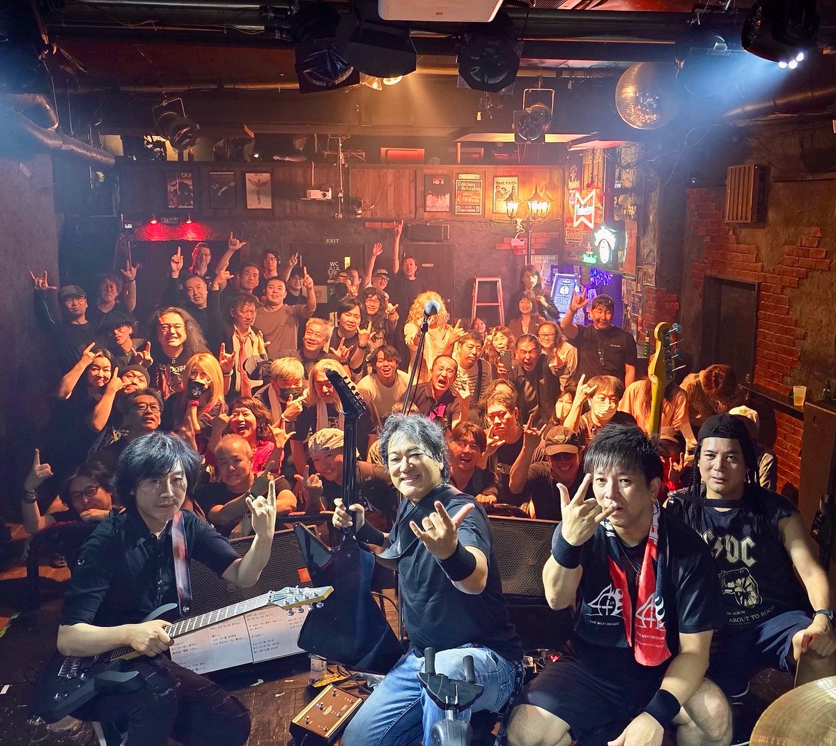 ライブ無事終了しました。
日曜日の夜というのに大勢来てくれてありがとうございました😭
個人的には過去一酷い演奏と歌でしたが、大好きな音楽なので引き続きやらせて下さい。
メンバーの皆んなや参加してくれたバンドさんにはホントに感謝です^_^