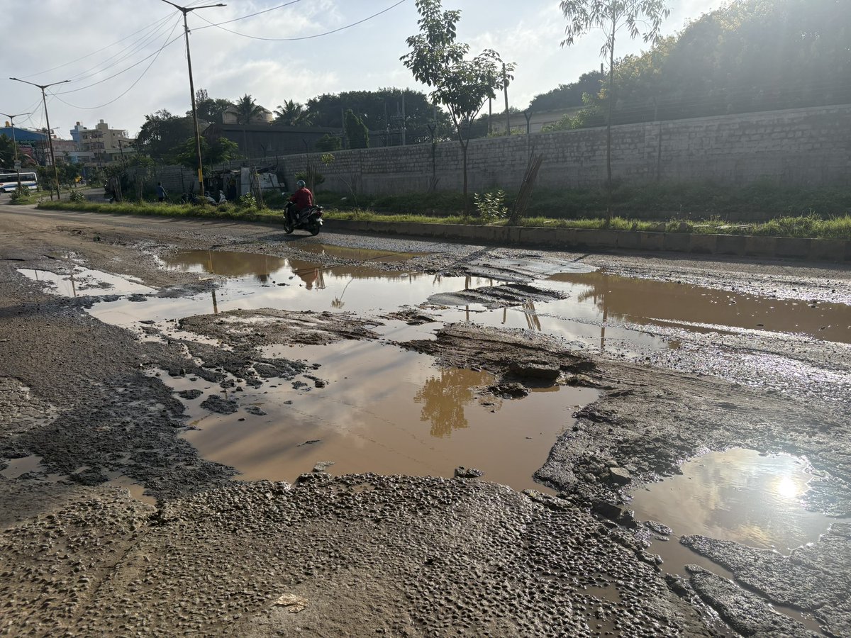 nddevaraj's tweet photo. @GBA_office This is the fate of Peenya industrial area roads despite tweeting no action still https://t.co/vjCpjZYFG8