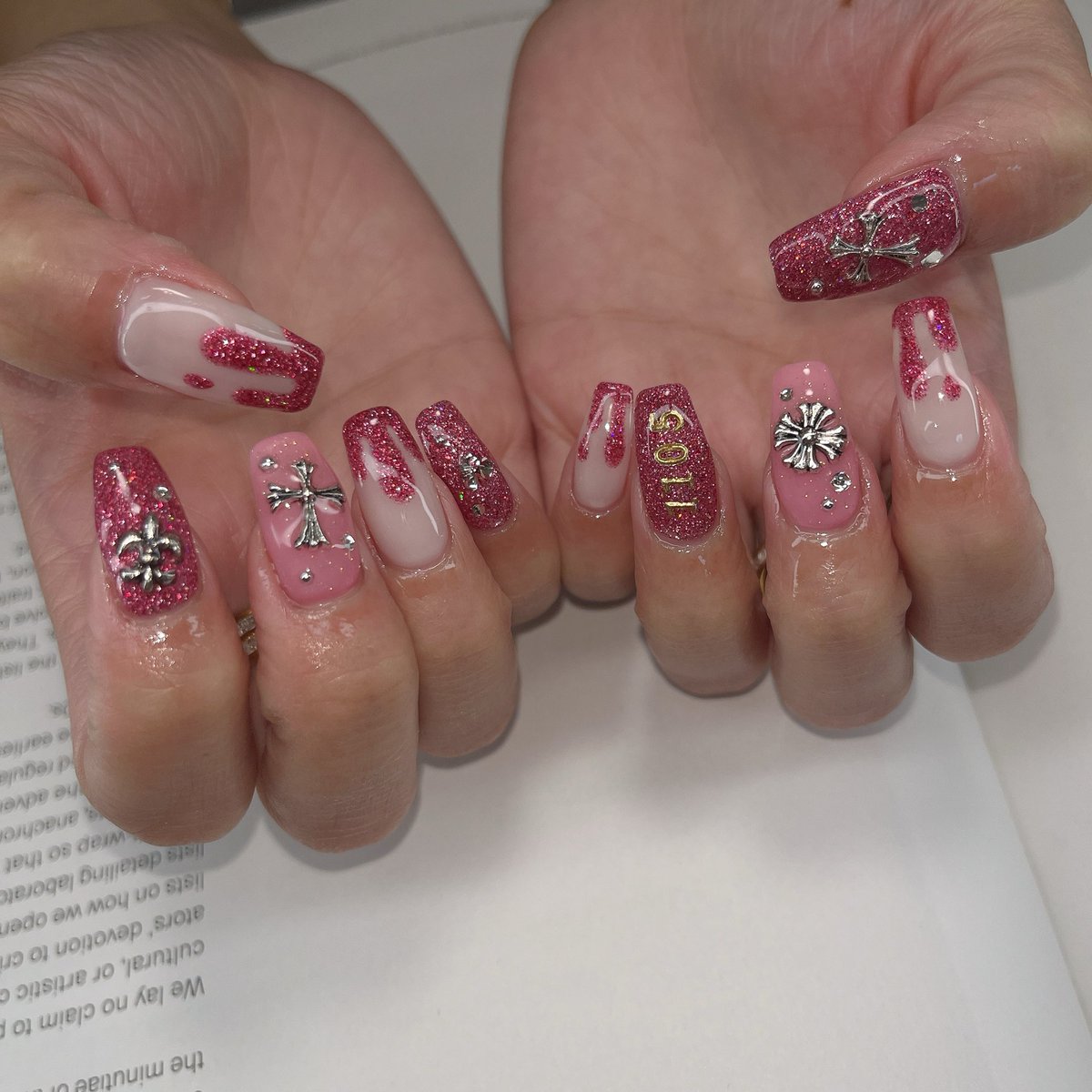 Web_kae_10's tweet photo. 昨日ネイル行ってきて、自宅サロンやってる後輩ちゃんなんだけど、結局自営業って自分で休み決めないと一生仕事するよねって話になって、私は突発性難聴と貧血、後輩ちゃんは咳喘息でお互い身体いたわる日作ろうねって(笑)ママ友でもあるから子育てしながら頑張ろって😭なので今日は完全オフです。 https://t.co/xBV63ouZYP
