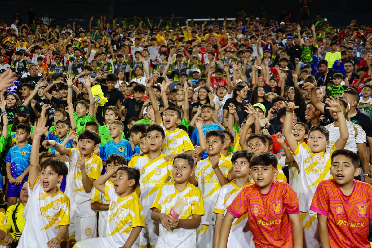 🐯💛 ¡Nuestro Capitán, Fernando Gorriarán, Greta Espinoza y Belén Cruz, también se sumaron a la fiesta y desearon todo el éxito a los más de 5,600 niños y jóvenes participantes de esta primera edición de la Copa Tigres Incomparables 2025! 👏🏼👏🏼

¡Ahora sí, a jugar! ⚽️😃