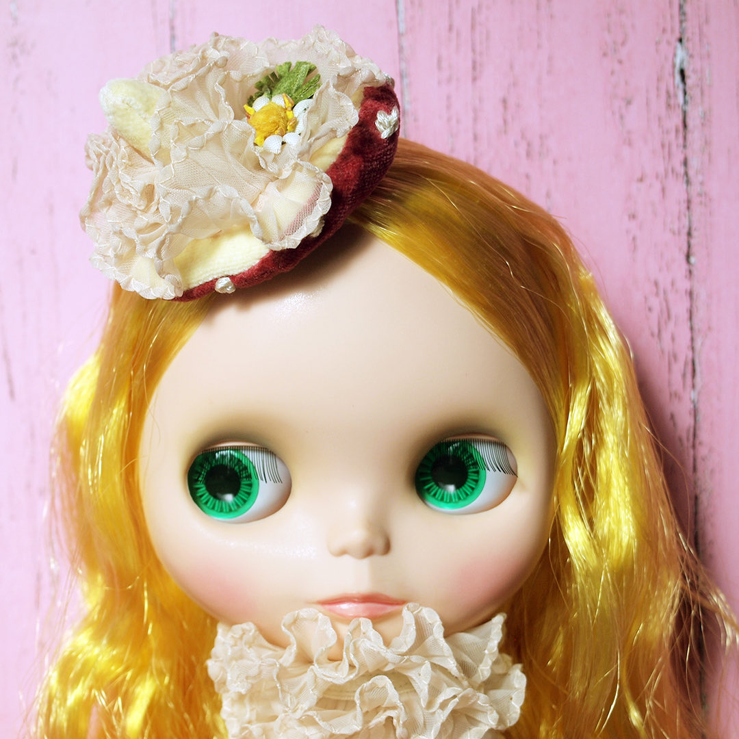 ドール用とお揃いの人間用キノコ帽
お花が付いてます。
3枚目は良い感じにくたびれた私のです。
<a href="/yomogi_yomo/">トリッチ・トラッチ/とり</a> さんのリボンや花を盛ってます。

数色展開でデザフェスにて販売予定です。

#デザフェス62お品書き #デザフェス62 #デザフェス #ヘッドドレス #ブライス #ドールアウトフィット