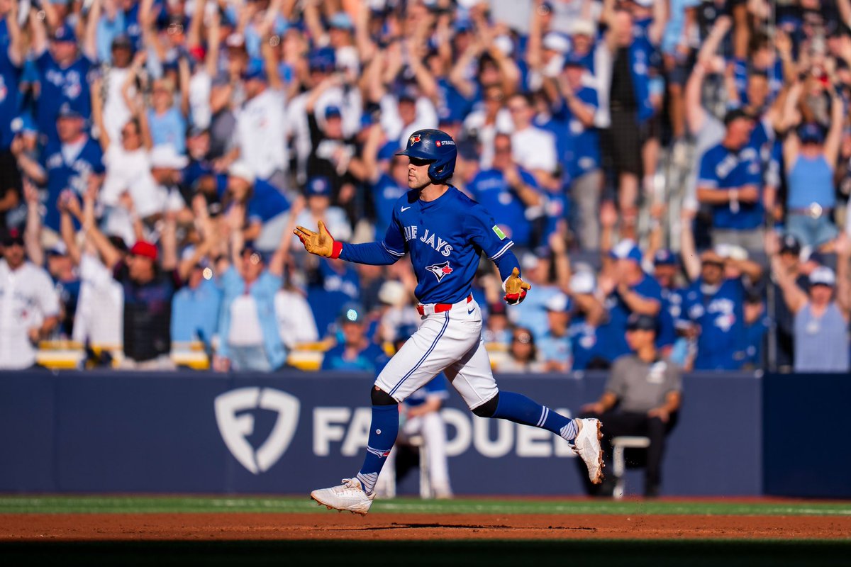 ktorrie's tweet photo. How can you not be romantic about baseball. #mlb #bluejays #alcsbound https://t.co/B9x8HR0X26