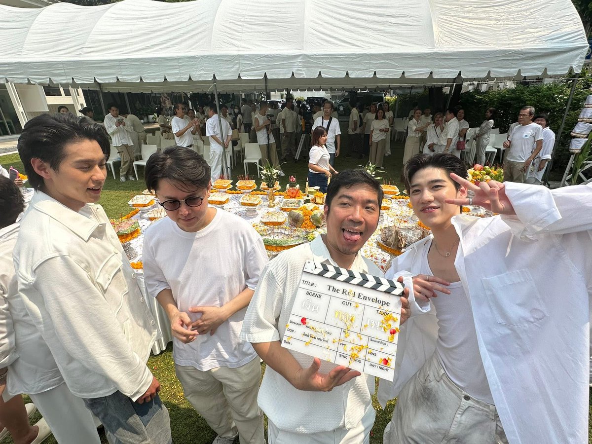 cincindango's tweet image. The one and only picture of the ceremony 😭😭

Why we cannot have more? *secretly envious with others* 😶‍🌫️😶‍🌫️
#TheRedEnvelope