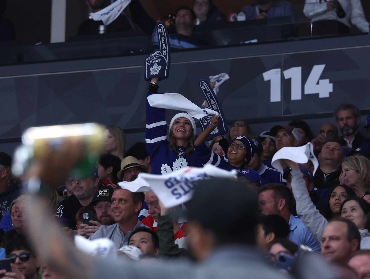 SteveRussell's tweet image. The 48th Highlanders marched in to open the Toronto Maple Leafs season. 
The @MapleLeafs opened the season with a 5-2 win over the Montreal Canadiens.
#leafsnation #mapleleafs