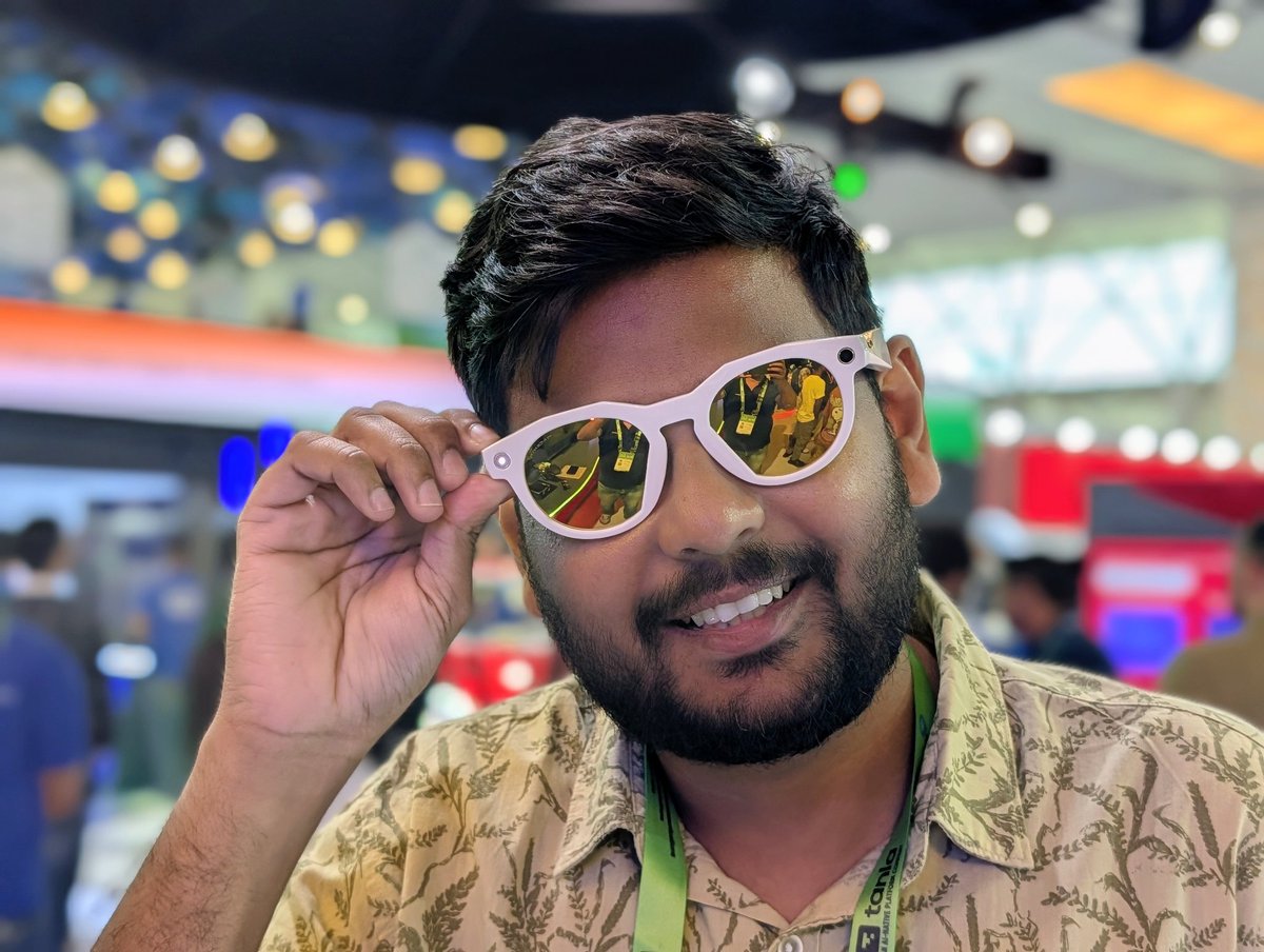 utsavtechie's tweet image. Just tested the new Meta Oakley glasses.

These are a premium version of Ray-Ban Meta, with a bigger battery and better video recording.

Not yet available in India.