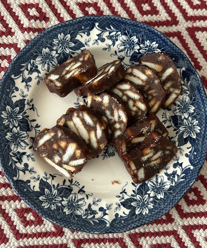 semalam buat kek batik untuk pertama kalinya. dan untuk pertama kalinya, itulah kek batik paling sedap yang pernah wujud di muka bumi ini. 

wahahahahaha! sayang lah pulak nak habiskan. kalau buat kali kedua memang takkan sama lah rasa dia. konfem.