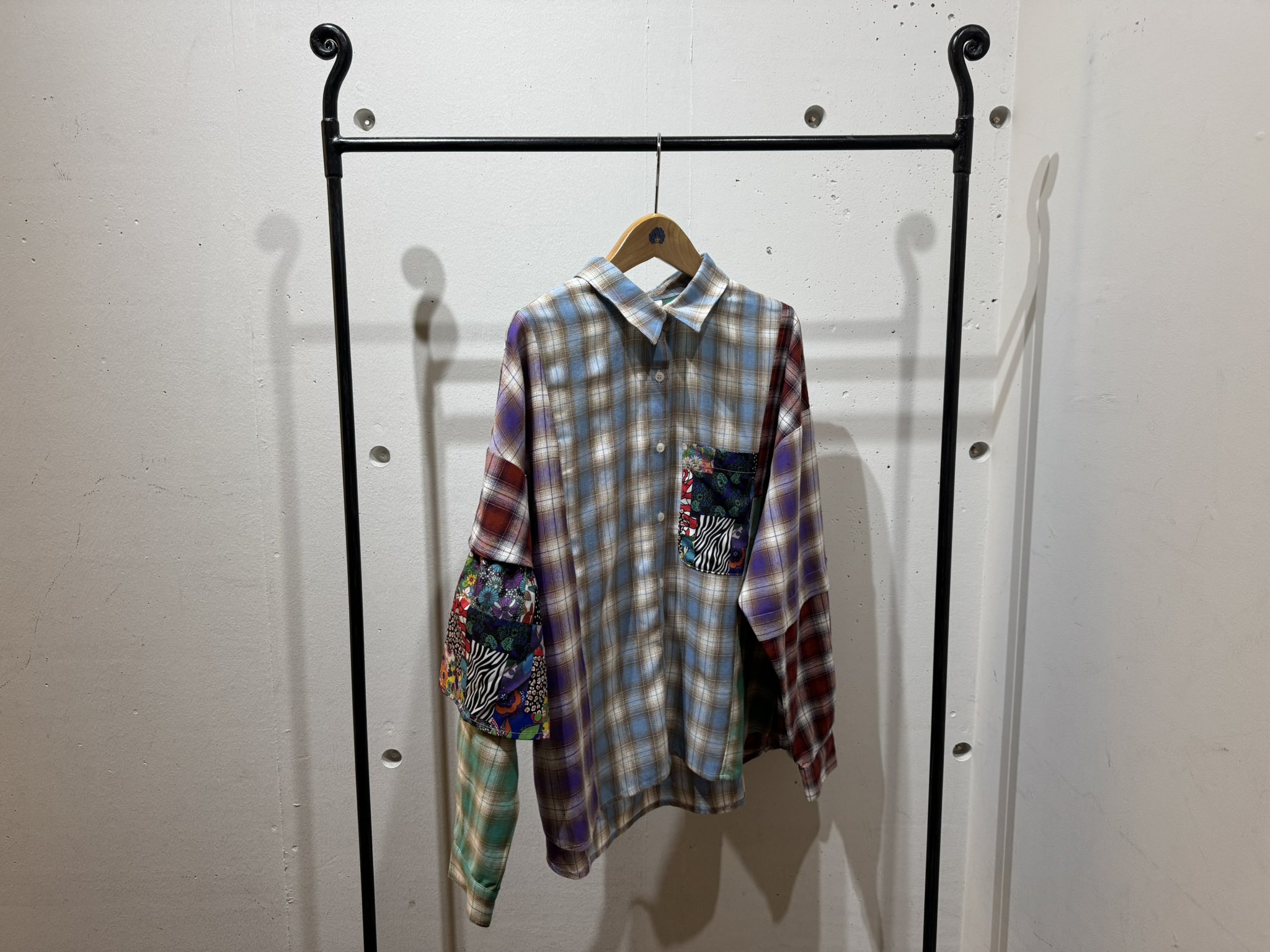 スカラーscolar 153687：チェックと総柄のアシメパッチワークシャツ