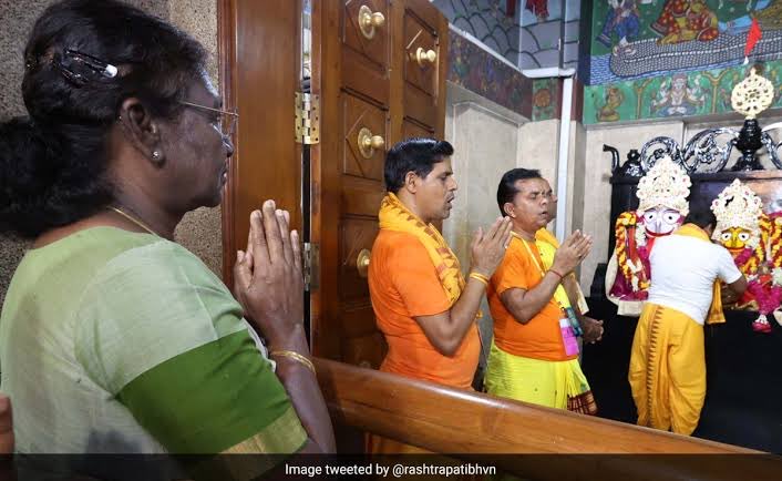 DevendraBanaras's tweet photo. संवैधानिक पद एक अधिकार नहीं, जवाबदेही का प्रतीक हैं। जनता चाहती है कि इन पदों पर बैठे लोग राजधर्म का पालन करें — न केवल कानून से, बल्कि नैतिक दृष्टि से भी, संवैधानिक पदों पर बैठे लोगों को भारत के राष्ट्रपति महामहिम द्रौपदी मुर्मू से उनकी शालीनता और विनम्रता की सीख लेनी चाहिए। https://t.co/eAkeLcYwrQ