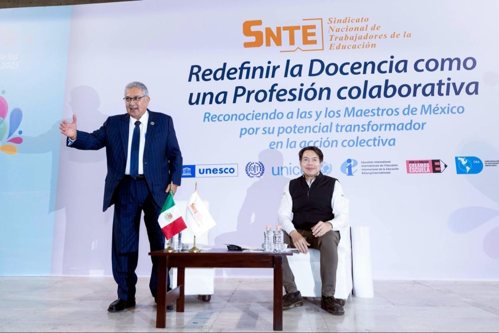 Por un mayor financiamiento educativo que trascienda cambios, tiempos y vaivenes políticos, se pronunció el Srio. Gral. del #SNTE, Mtro. Alfonso Cepeda Salas, al conmemorar el #DíaMundialDeLasyLosDocentes 🧑🏻‍🏫📚👨🏻‍💻