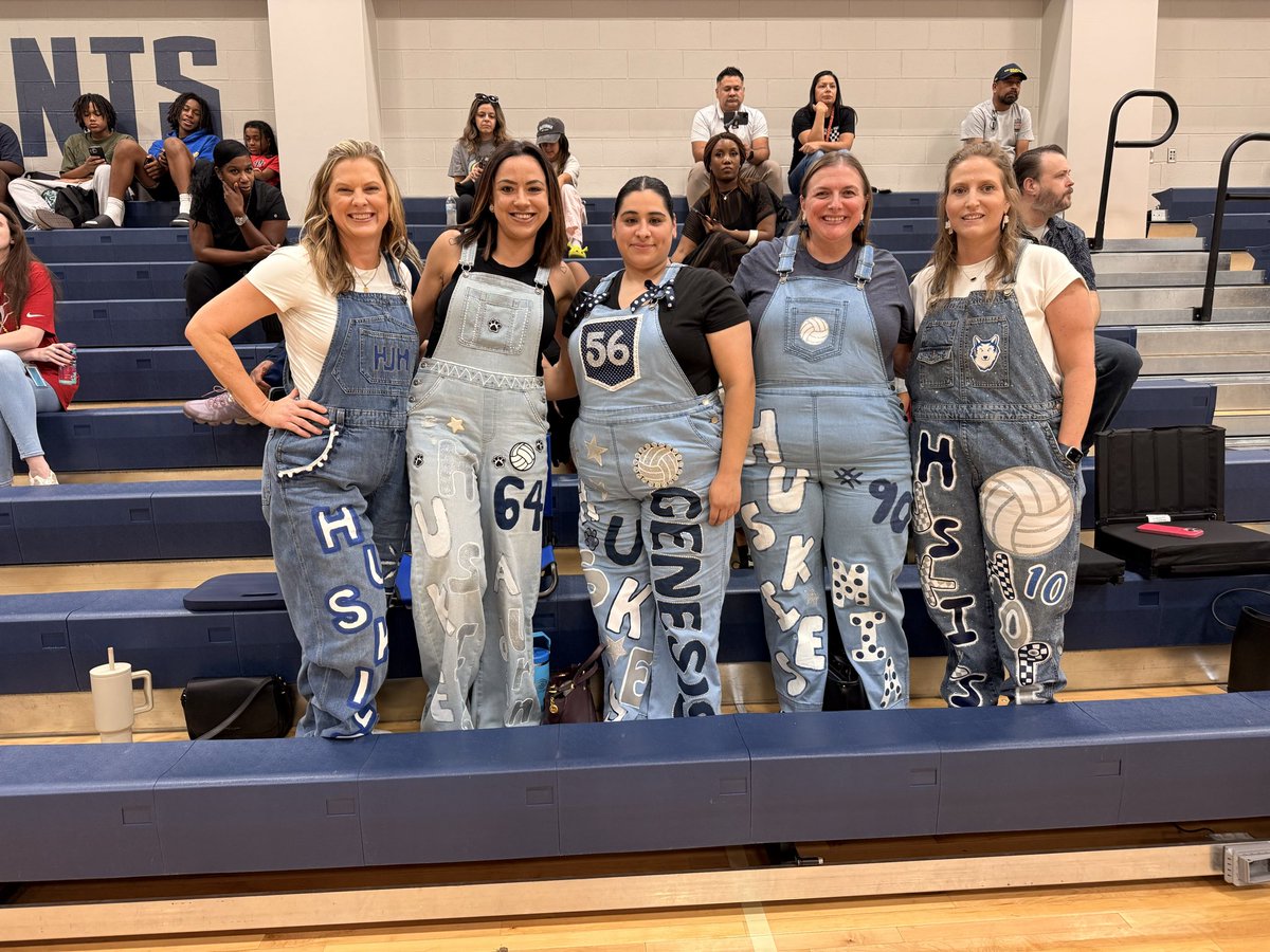 MrsMWilliams5's tweet image. How cute were these Husky moms cheering on our 8th grade girls volleyball team! #Volleyball #WeAreHaskett @HJH_Athletics @HaskettJH