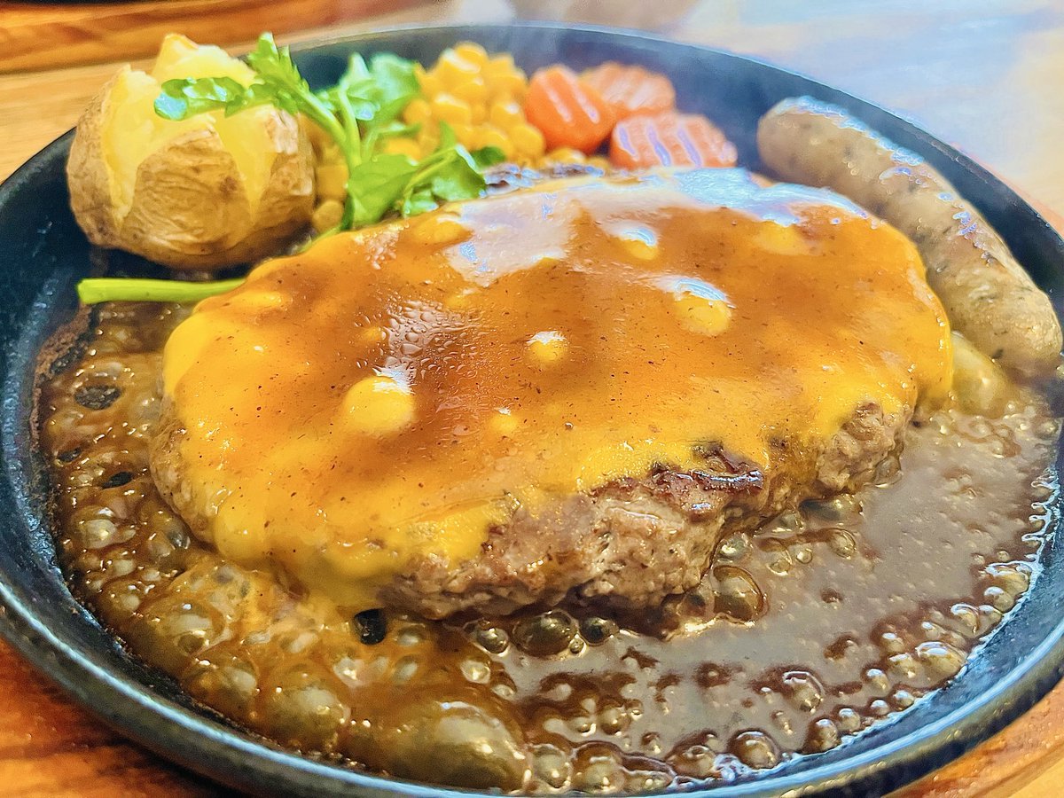 曇り空の中、妻と散歩しながら
気になっていたハンバーグ屋へ
久しぶりに肉肉しい荒々しいハンバーグ
しっかり肉を食べてると感じられ
非常に満足でございました。

#ハンバーグ #佐竹オスス飯