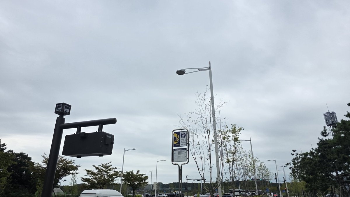 인스파이어 아레나 공항화물청사역 무료셔틀
총 소요시간 19분
대기시간 포함 27분
공연장까지 35분정도
14:12 줄서서 14:20 출발 14:39 도착

멜론티켓 예매공지에 써있는 승차장이
화물청사 무료셔틀 하차장이에요
아레나 에스컬레이터까지 걸어서 도보 5분
도영 유어스 콘서트 콘서트 가는 길