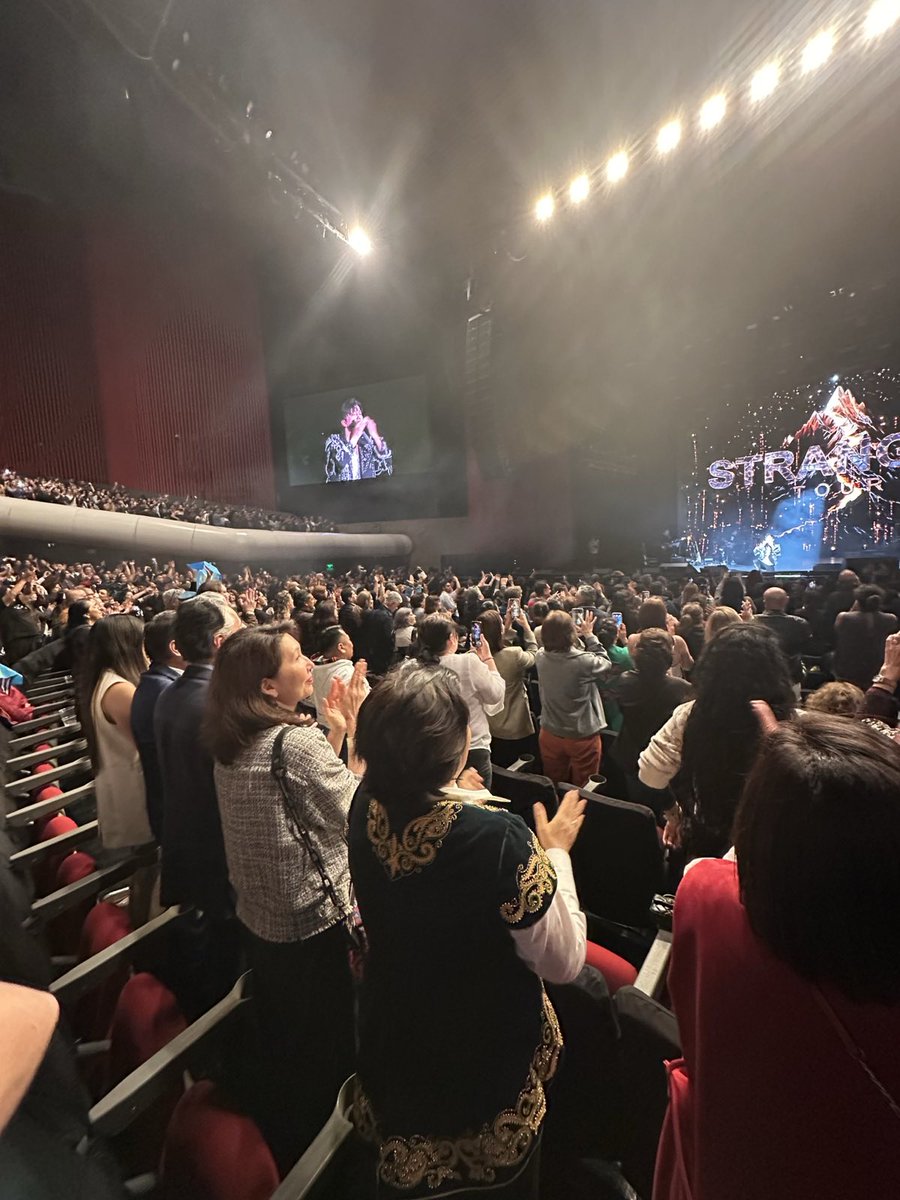 OIM_Mexico's tweet photo. 🔥 ¡México vibró con la voz de @dimash_official! El artista kazajo llenó de emoción y energía un concierto inolvidable. 🇲🇽

Como Embajador de la Buena Voluntad en @UNMigration, también hace escuchar su voz por los derechos de las personas #migrantes. https://t.co/J1VCzi5dfj