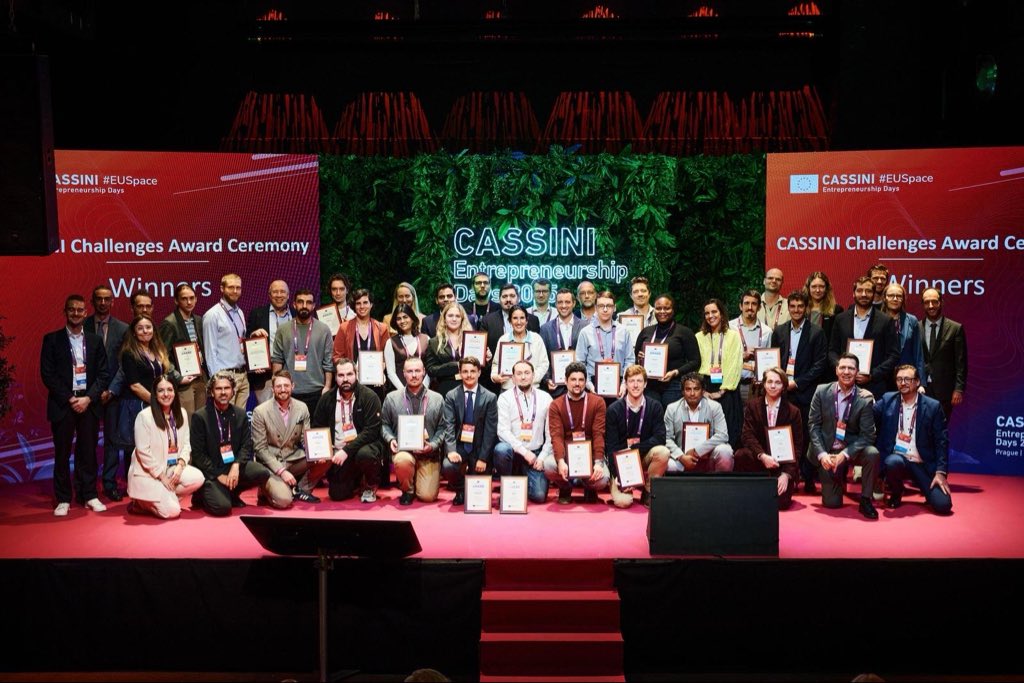KubiliusA's tweet photo. Today we had #CASSINI space and defence entrepreneurship days

In a nutshell:
✅450 participants
✅50 startups in exhibition area + more in the audience
✅45 representatives of venture capitalists &amp; accelerators
✅20 innovation prizes awarded

👏@EU4Space @defis_eu https://t.co/YA3MX1vX5z