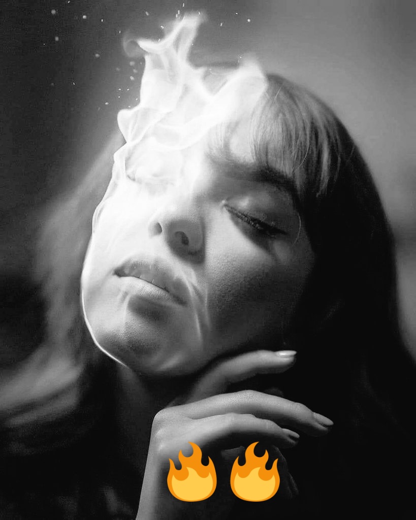 رشتے خون کے خون نچوڑ دیتے ھے اور احساس کے رشتے پورا انسان ھی کھا جاتے ھے پیچھے بس ماس  اور بے جان جسم بچتا ھے وہ تب تک بس سانس  لیتا جب تک روح پرواز نہ کرجاے

زندگی بس سمجھوتوں کا نام ھے

س ح ر✍️✍️✍️✍️✍️
،،،،،،🖤