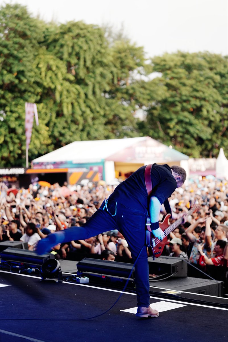 Jack_Bass_'s tweet image. Had an amazing time in Singapore at the @F1NightRace with @SmashingPumpkin… played a great show right before the race then ran to the starting grid to do the ‘grid walk’ thru all the cars which was insane! 🏎️ 🏁

Unfortunately no interview by @martinbrundlef1, maybe next time…