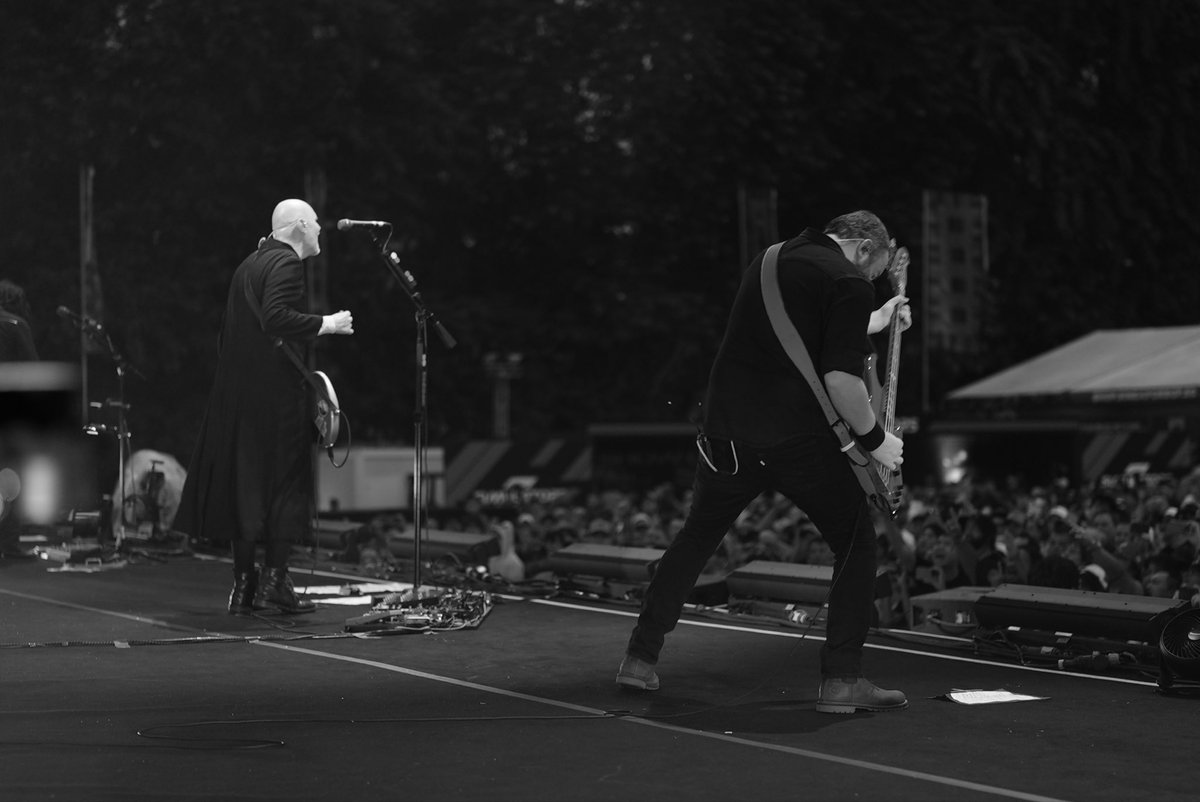 Jack_Bass_'s tweet image. Had an amazing time in Singapore at the @F1NightRace with @SmashingPumpkin… played a great show right before the race then ran to the starting grid to do the ‘grid walk’ thru all the cars which was insane! 🏎️ 🏁

Unfortunately no interview by @martinbrundlef1, maybe next time…