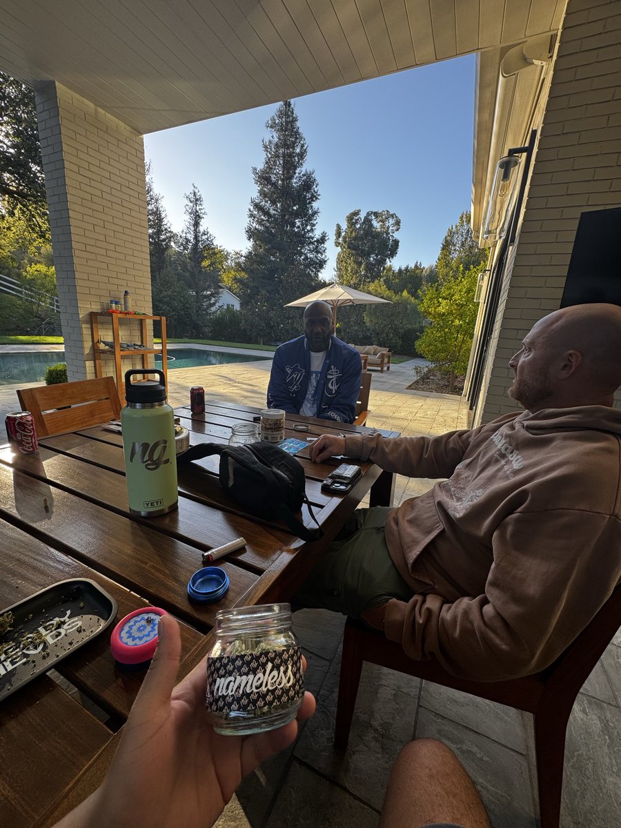 Smoking on the best with with <a href="/LamarOdom/">LAMAR ODOM</a>  🏆  🎥  🔜 #meetingz