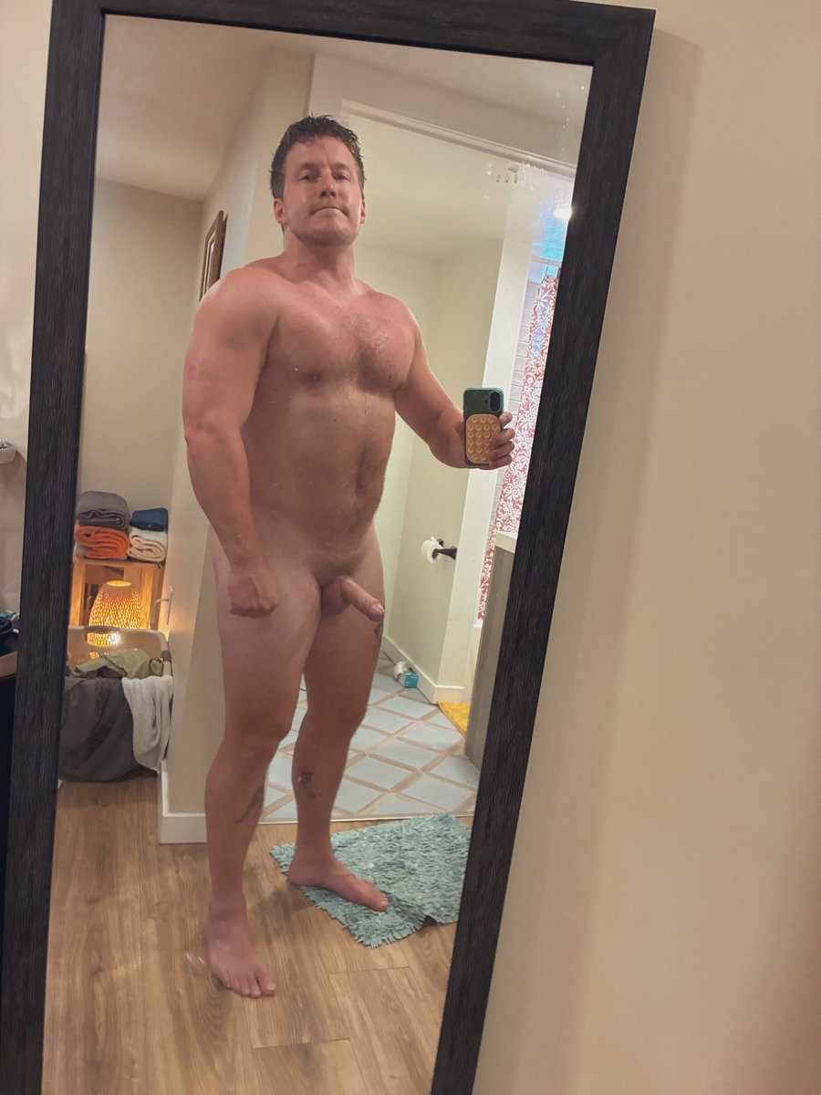 Quick throwback flex before bed 🤠
#musclepose #bullboy #musclebull #musclebear #bodybuilding #gaymuscle