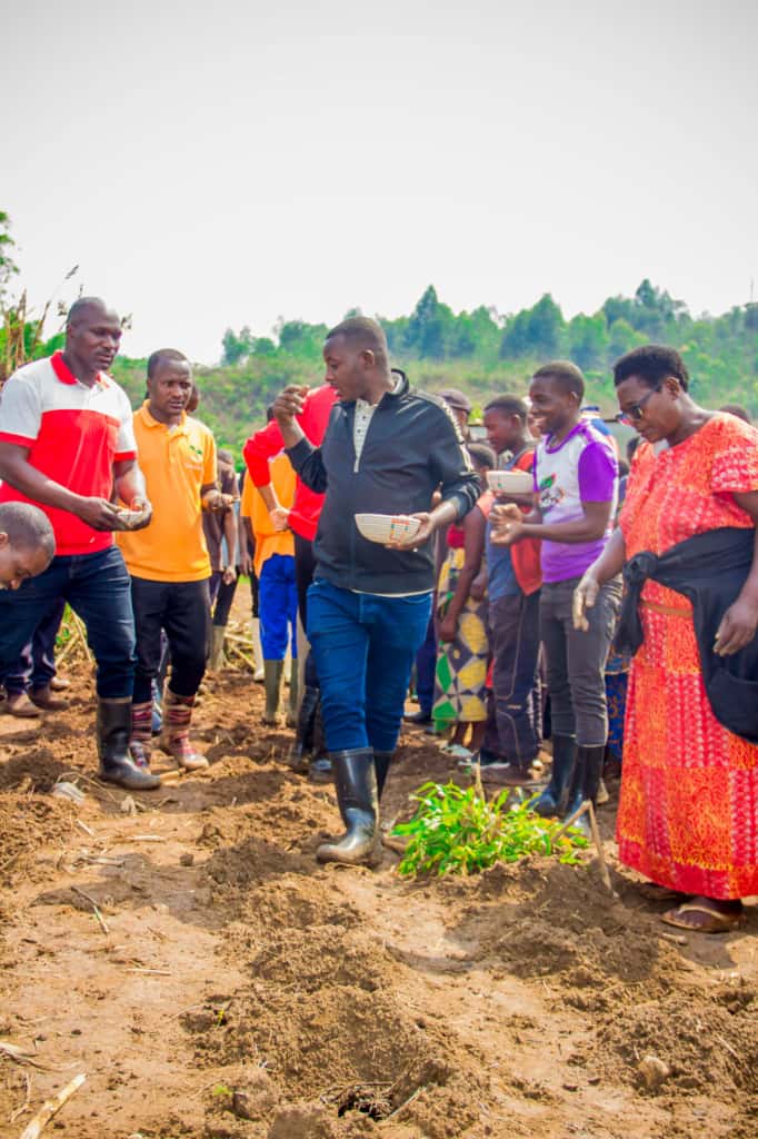 CommuneShombo's tweet photo. Ouverture solennelle de la saison culturale A 2026 en @CommuneShombo par l'Administrateur communal Ndayikengurutse #Rénovat sur la colline #Bukirasazi de la zone #Nyabibuye ce 8/10/2025. https://t.co/ADKBhsNRfn