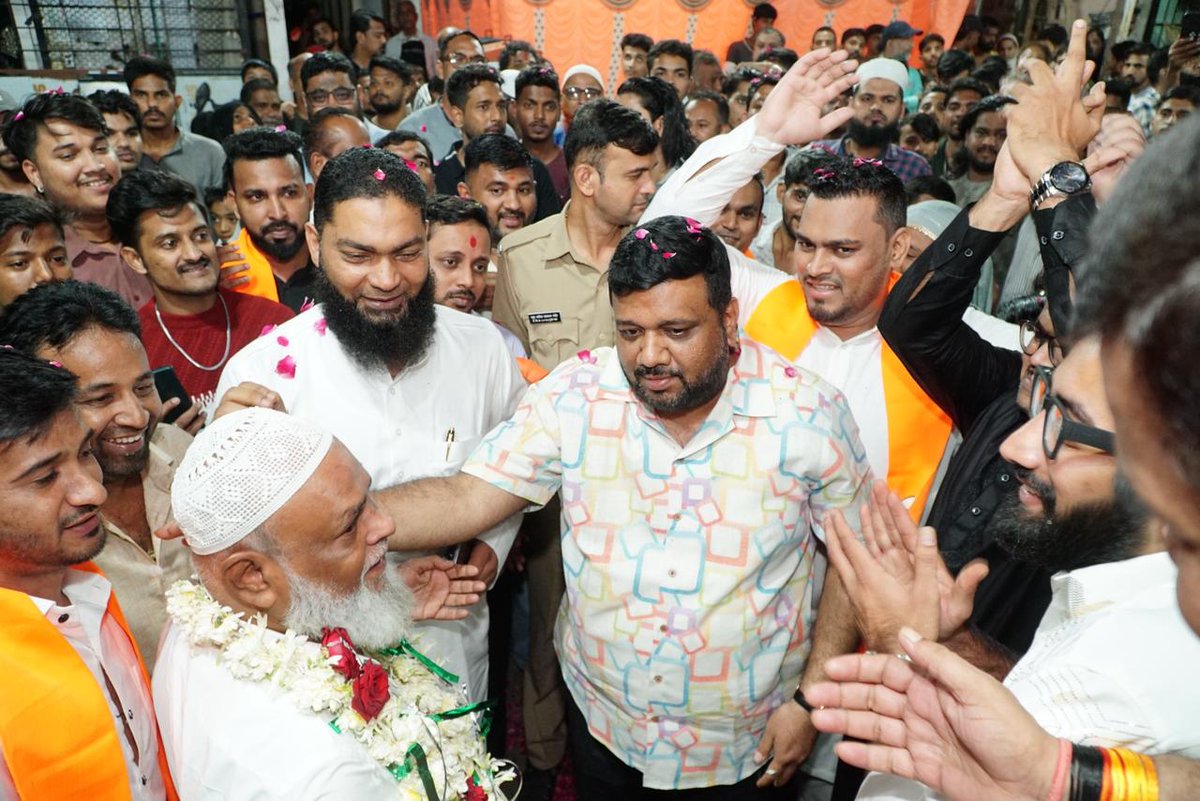 शिवसेना घरोघरी दारोदारी! 
स्थानिक नागरिकांच्या सोयीसाठी आणि पक्ष संघटना बळकटीसाठी "गाव तेथे शाखा, घर तेथे शिवसेना" हा वंदनीय बाळासाहेबांनी दिलेला मूलमंत्र..!

यालाच अनुसरून वांद्रे पूर्व विधानसभा मतदारसंघांतर्गत येणारा प्रभाग ९२(वॉर्ड 92) येथील नव्याने उभारण्यात आलेल्या जनसंपर्क