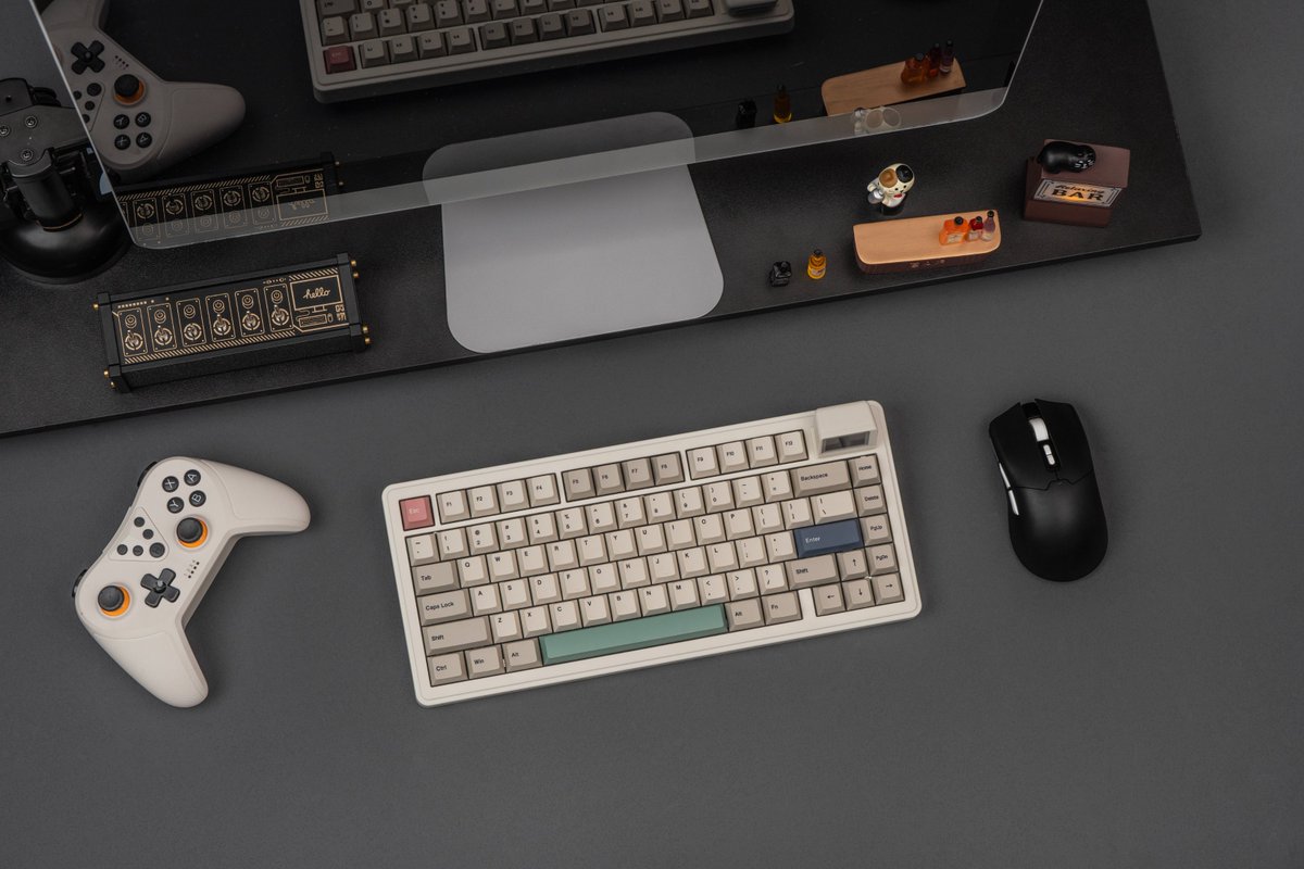 EpomakerK's tweet photo. Mini TV on your keyboard? YES. 📺✨
⏰ Time, 🔋 battery, 🎀 cute GIFs — all right there!
Retro vibes + RGB glow 🌈

Start with the link!
https://t.co/T0Rm7CGsuF

#Epomaker #RT82 #MiniTVKeyboard #RetroSetup #DeskGoals https://t.co/ZU3ynlUk1M