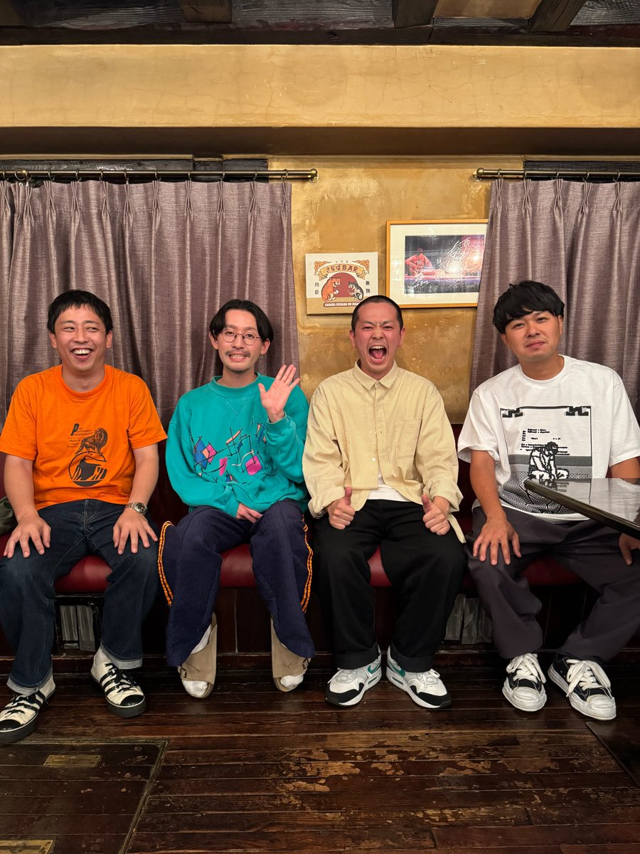 saraba_bar's tweet photo. さらば青春のBAR

昨晩のゲストは解散・再結成をこなしたパンプキンポテトフライ！谷さんと山名さん改めカムバックさんのお二人。「さよならブクロフライ!!!」にて2人を送り出したはずのブクロさんは、何戻ってきてんねんと、いじりながらも嬉しそうなご様子。

森田さんが、解散・再結成の経緯を深ぼると、浮かび上がるは谷さんのダサさ。最もバカにしていた芸人に自分がなってしまった、でも、それを受け入れて前に進む覚悟。

谷さんが、ブクロさん不祥事のときにやめようとはならなかったのか、と言う問い掛けは、珍しくさらばの2人から本音が聞けました。

最後に、姿勢が変わったという山名さんにブクロさんが告知を振りましたが、その結末に今後の不安がよぎりました・・・

#今日はやめときます

アーカイブ
https://t.co/xfkIbmj0p1

#パンプキンポテトフライ
#さらばBAR