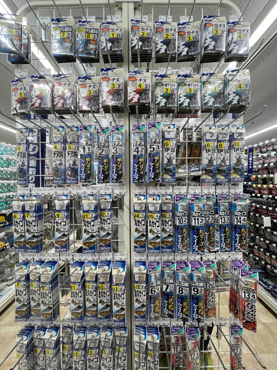 ズラッと並んだ釣り針や仕掛けがまるで宝石のように輝いていて、見ているだけで心が躍ります✨

季節やターゲットによって選び方も変わるから、ついつい長居してしまいます😆

やっぱり釣り好きにとって釣具屋はまさにパラダイスですね🏝

#釣具屋巡り #釣り好き #磯釣り #仕掛け選び #ワクワク気分