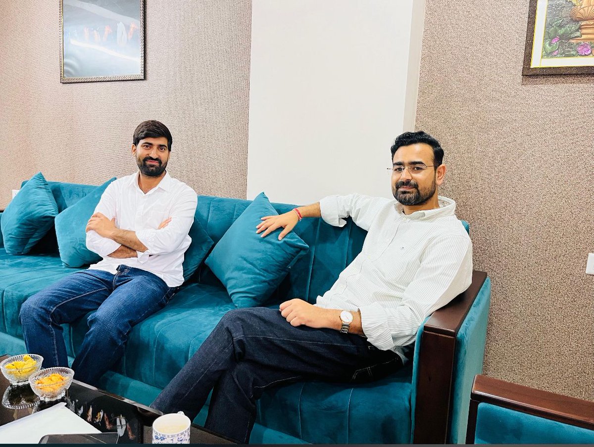 Jobner_Vivek's tweet image. आदरणीय बड़े भाईसाहब रामनिवास जी गावड़िया को जन्मदिन की हार्दिक बधाई और शुभकामनाएं।🎂🎂💐💐
मैं आपके उत्तम स्वास्थ्य और दीर्घायु की कामना करता हूं।
@RamniwasGawriya 
#HappyBirthday