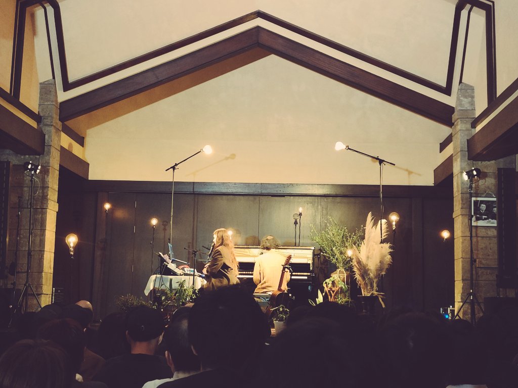 Gia Margaret Live in Tokyo@ 自由学園明日館2025/10/8

素晴らしいライブでした。思いの他歌ってくれて嬉しかったな。あと高木正勝が一曲共演したのは会場がどよめいたね。最初出音が小さいかなと思ったけれど、聴いているうちに結果として会場に馴染む良い音響として捉えました。新作も待ってます！