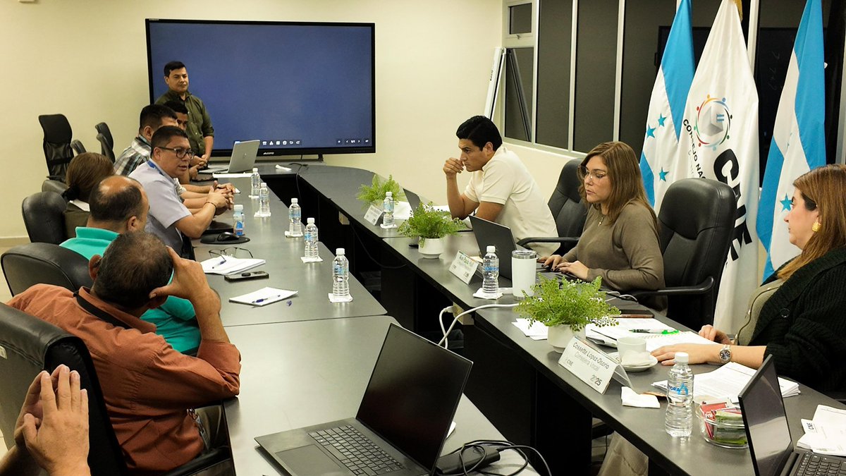 ¡La democracia se construye cada día! Este 8 de octubre ,a las 9:30 p.m., desde el CNE damos seguimiento puntual al proceso electoral.

Nuestro compromiso: Elecciones Generales limpias, seguras y transparentes. 🗳️🇭🇳