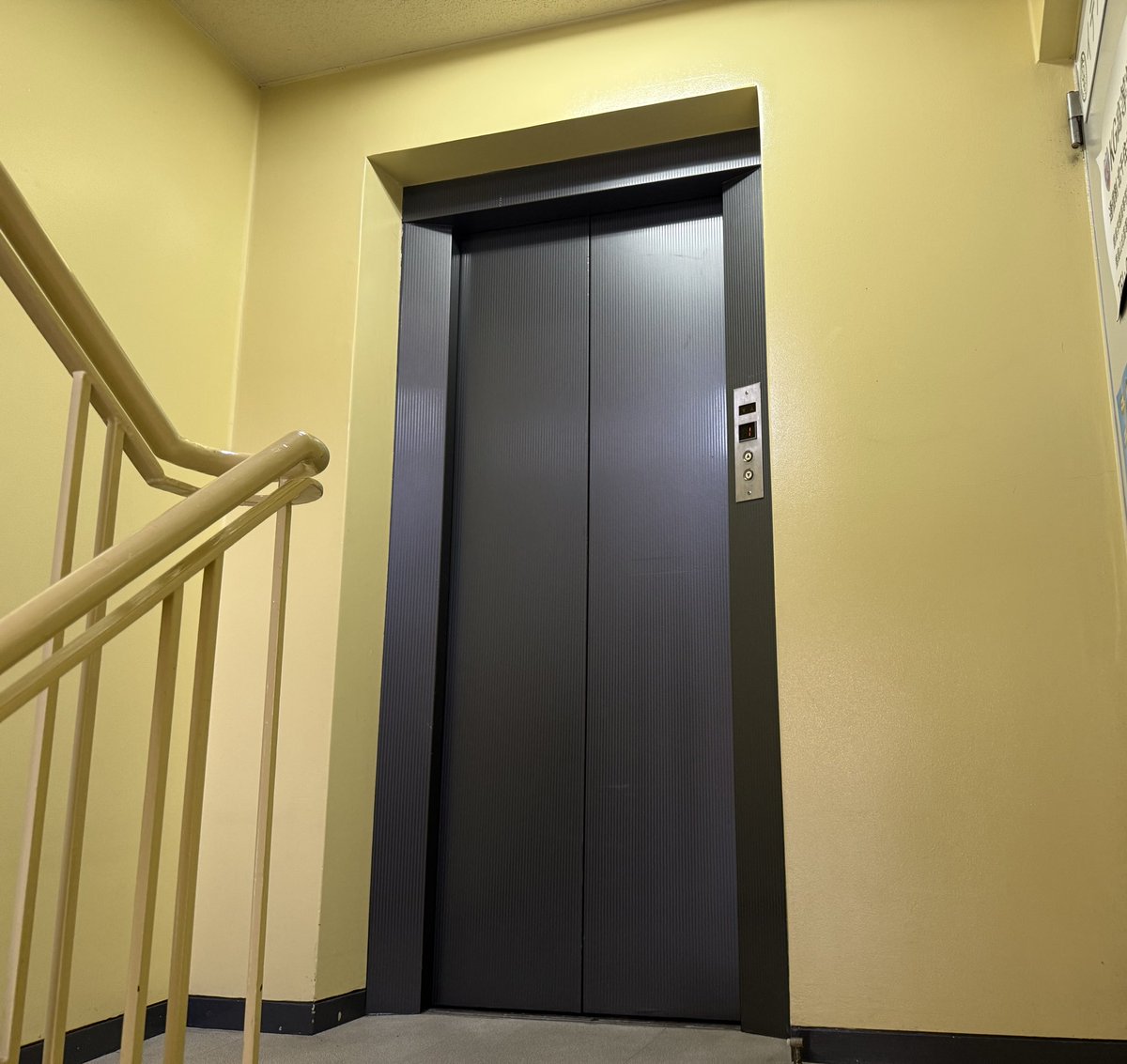 elevator2_24's tweet image. 足立区雑居ビルのエレベーター

メーカー:オーチス
機種名:Spec4
用途:乗用
定員/積載:6/450
設置年:1976年3月

5階停止の旧機種です。

#オーチスエレベーター #Spec4 #足立区