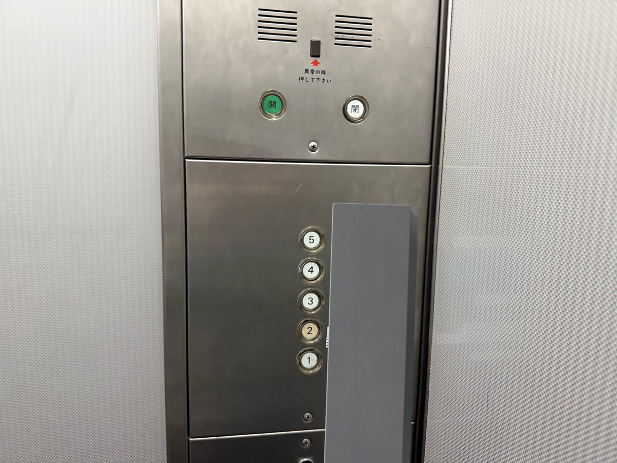 elevator2_24's tweet image. 足立区雑居ビルのエレベーター

メーカー:オーチス
機種名:Spec4
用途:乗用
定員/積載:6/450
設置年:1976年3月

5階停止の旧機種です。

#オーチスエレベーター #Spec4 #足立区
