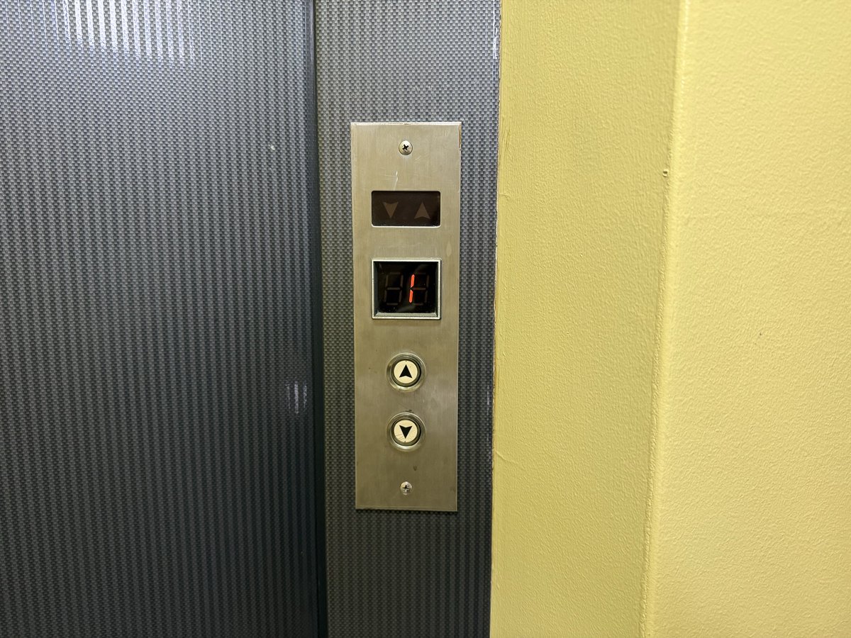 elevator2_24's tweet image. 足立区雑居ビルのエレベーター

メーカー:オーチス
機種名:Spec4
用途:乗用
定員/積載:6/450
設置年:1976年3月

5階停止の旧機種です。

#オーチスエレベーター #Spec4 #足立区