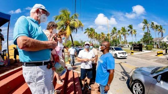 Sr. Pdte. <a href="/petrogustavo/">Gustavo Petro</a>, preocupa ver tantos turistas israelíes en San Andrés mientras <a href="/MigracionCol/">Migración Colombia</a> no ejerce control. ¿Qué pasa con la <a href="/GobernacionSai/">GobernacionSAI</a> y la <a href="/PoliciaSanyProv/">Departamento de Policía San Andrés</a>? Hay descontrol total, consumo de drogas y presencia de armas. <a href="/PGN_COL/">Procuraduría General de la Nación</a> <a href="/AABenedetti/">Armando Benedetti</a>  <a href="/RTVCnoticias/">RTVC Noticias</a>