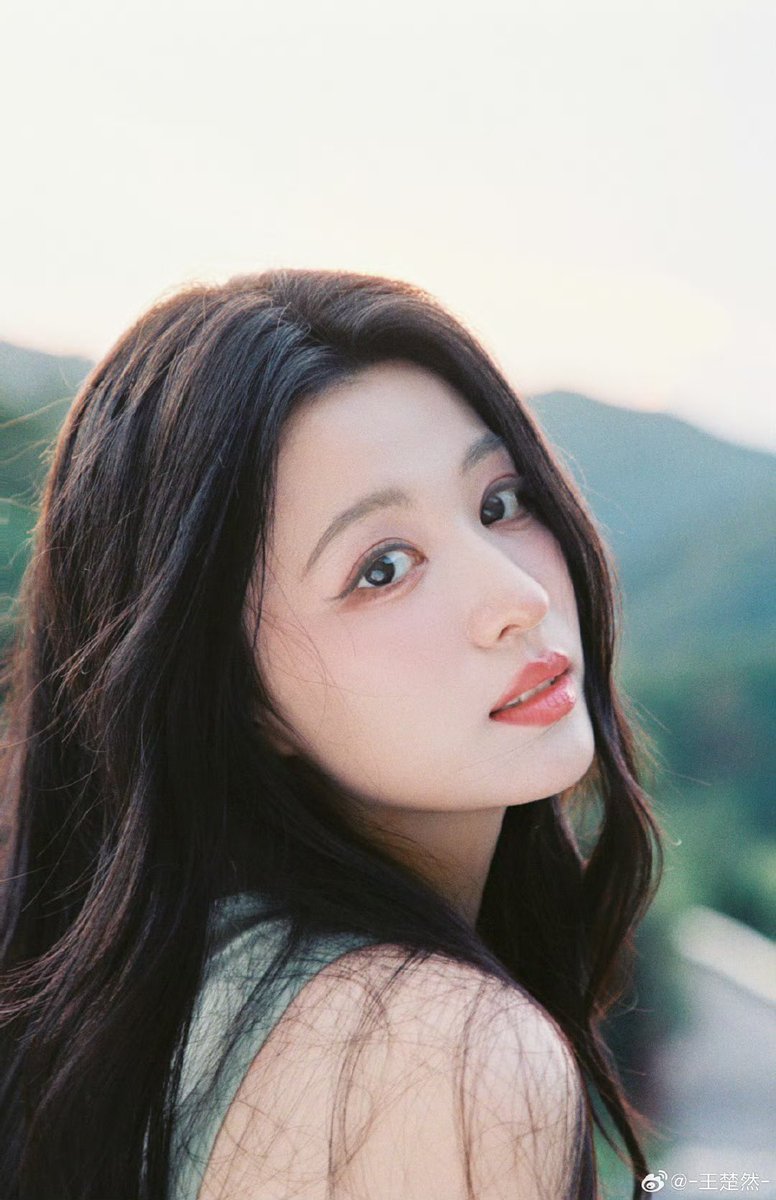GLOBALWCR's tweet photo. 251006 Actress #WangChuran stuns in a new photoshoot for Mid-Autumn Festival.

#王楚然 https://t.co/hl62vPOQCh
