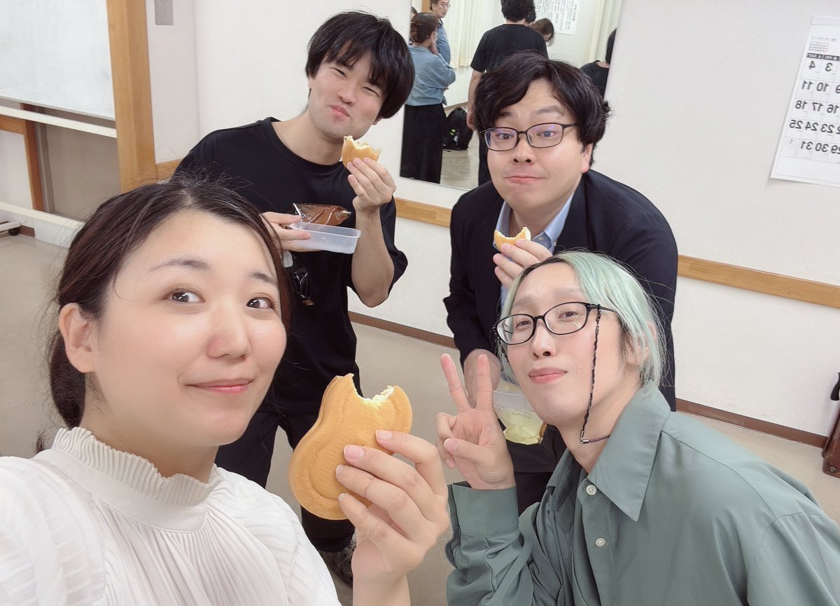 yuukaiyru's tweet photo. 昨日の稽古で差し入れをいただきました✨
ありがとうございます🙏めちゃめちゃふわふわで美味しかった〜！
通し終わりでボロボロのままの写真ですまぬ…
本番まで残り9日！
🎫→ https://t.co/XGGyeXIJnc
#ブリザードミュージック 
#旋風計画 https://t.co/q2ccrFaiUg