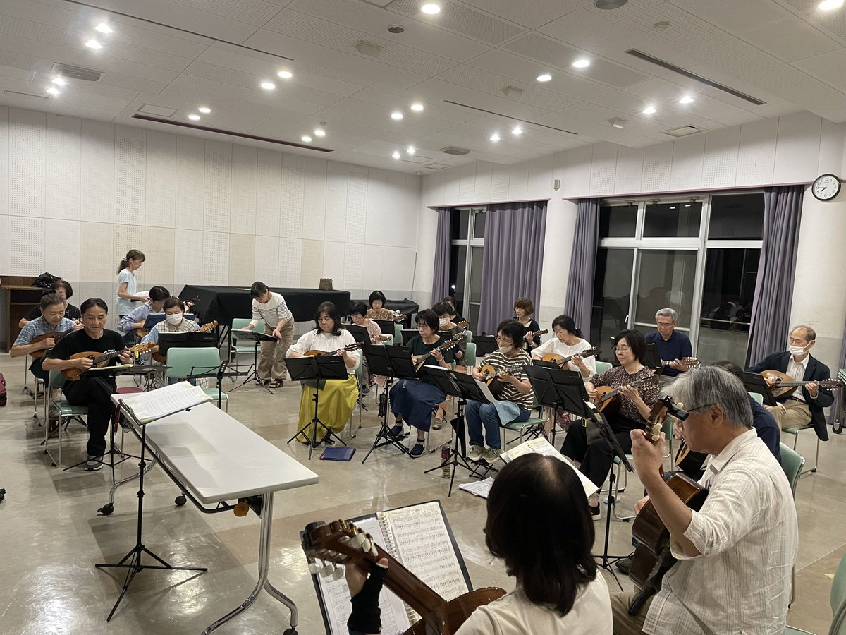 omo_mandolin's tweet photo. 定期演奏会は今週末の日曜日、10/12です(* 'ᵕ' )☆
昨日は司会者の学生さんに来てもらい、全体の流れの確認をしつつリハ。
進行表をみながら当日の流れの確認もしました。

当日券あります(*^^*)
皆さんのお越しをお待ちしています🎶 https://t.co/AlYtMKpSgg