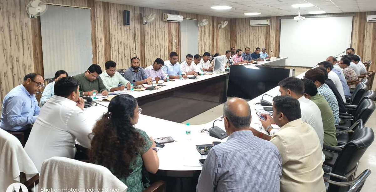 विकास भवन सभागार में जिलाधिकारी सीतापुर की अध्यक्षता में मिशन शक्ति फेस-5 अंतर्गत बैठक हुई, जिसमें समस्त सम्बन्धित अधिकारियों को किशोरियों व महिलाओं को आयरन-फोलिक एसिड दवा वितरण तथा विकसित उत्तर प्रदेश 2047 हेतु जनजागरूकता बढ़ाने के निर्देश दिए गए।