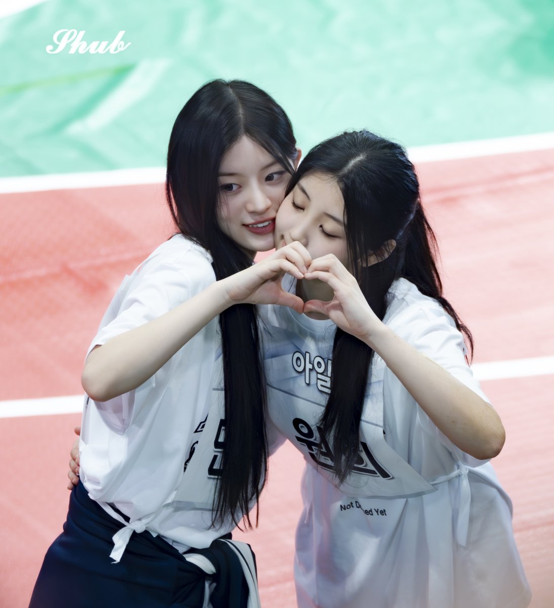 250825 아육대 아일릿 민주
매력 그만 흘리고다녀 ㅜㅜㅜ 
모든여자가 다 민주한테 홀리잖아!

#ILLIT #아일릿
#민주 #MINJU