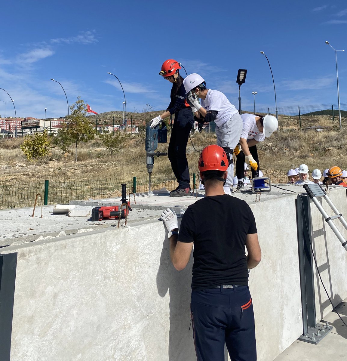 Yok biz sindiremeyen ama , sindirtenlerdeniz 💅🏻 Hatta uzaktan izlemelerine izin verenlerden 🪢