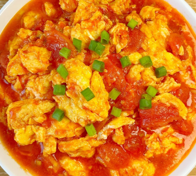 OpenThreesheep's tweet image. 【从零开始的烹饪学习-3%】——西红柿炒鸡蛋，今天中午来做一道经典百搭家常菜。
难度指数：⭐️⭐️
食材准备：西红柿1个、土鸡蛋2个、食用油8ml、盐 2g、糖2g、葱花10g
小小贴士：“加入2g盐”改为“加入两滴生抽”，或许更符合年轻人口味。
#FoodieBeauty #美食 #HowToCook #egg2025