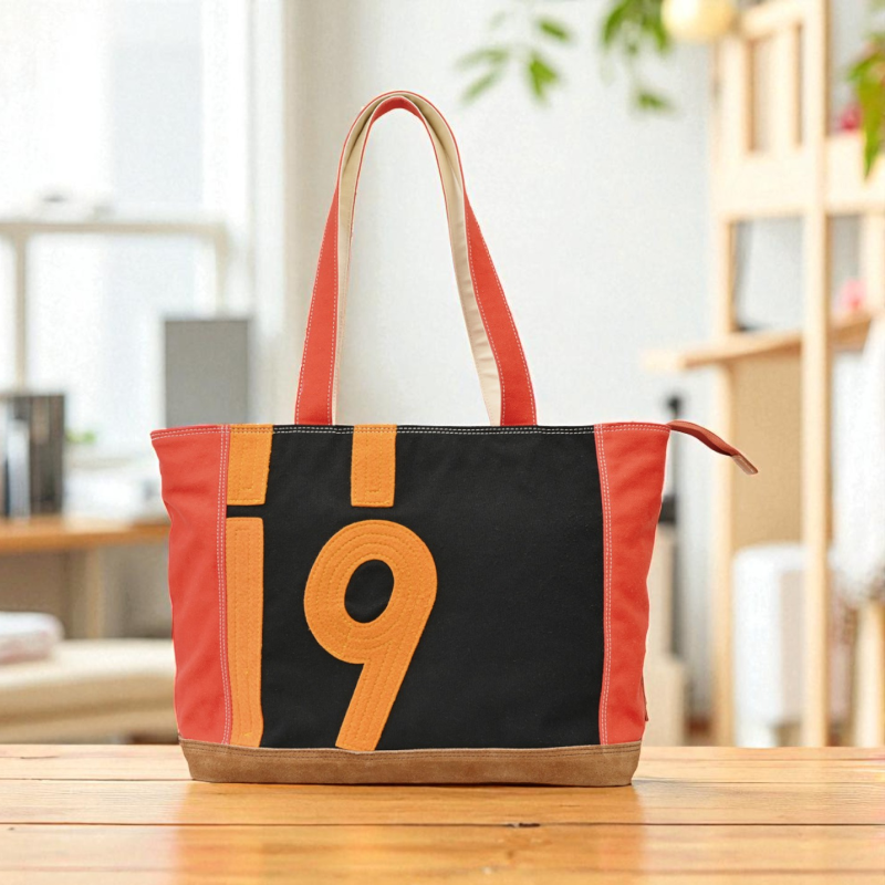 deckenbag's tweet photo. トートバッグは、開閉がファスナー（写真）とマグネットの2種類あります👜
ファスナータイプは、少しの雨では中の荷物が濡れにくいのが特長です☂️
ぜひ、使い方に合わせて選んでください☺️

今週の販売は、明日20時までです🛍️

#ゼッケンバッグ
#jra
#美浦トレセン
#競馬
#競馬好きな人と繋がりたい https://t.co/doVCDVGPG4